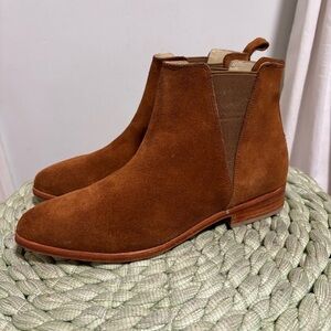 Nisolo Leather Pull On Nutmeg Brown Suede Almond Toe Flat Chelsea Ankle Boots